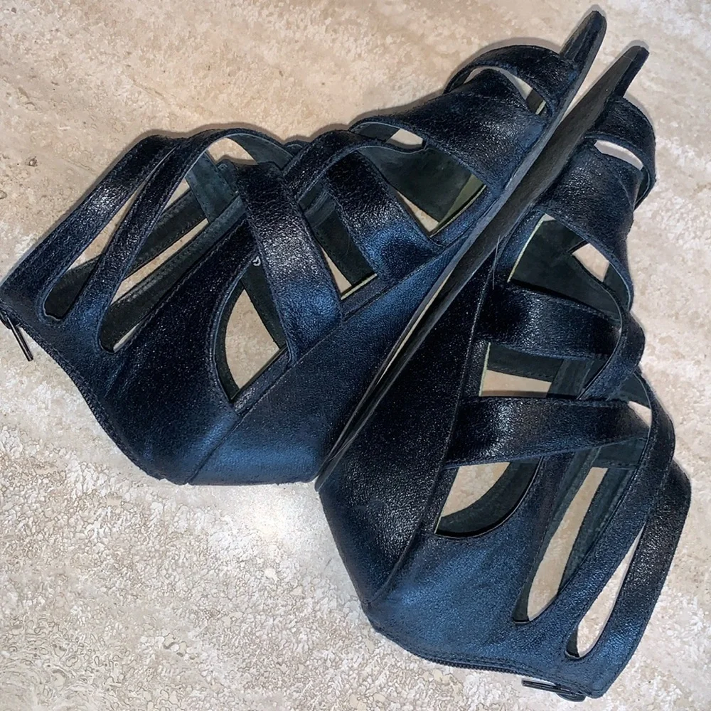 BLOWFISH black strappy leather wedge sandals, textured, back zip, 2” heel. 9 - Picture 4 of 17